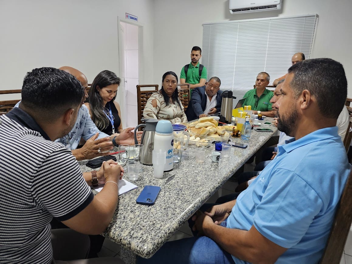 Câmara de Guaratinga discute problemas no abastecimento de água com a Embasa